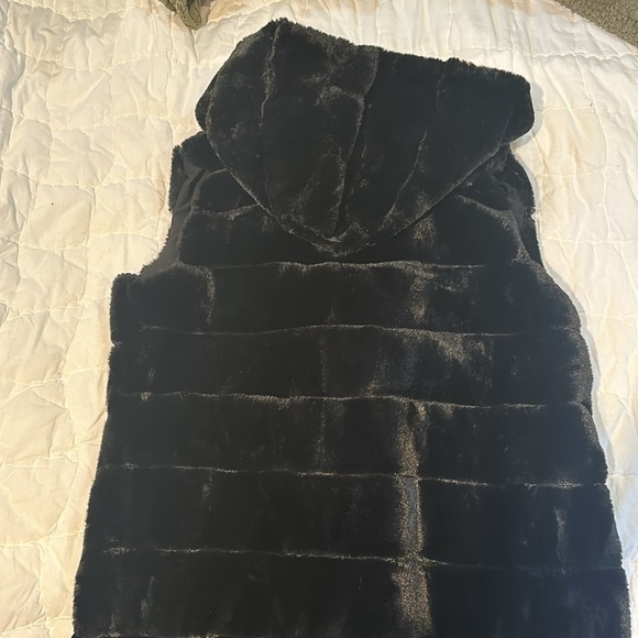 NWT Laundry by Shelli Segal Black Faux Fur Hooded Vest - Picture 4 of 4